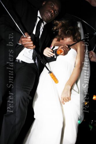 Amsterdam 7 november 2010
Doutzen Kroes en Dj Sunnery james zijn vandaag bij hotel the Dylan getrouwd.
Haar ouders familie en zussen waren natuurlijk aanwezig. De beveiliging van het hotel stelde zich belachelijk aan met paraplus.
Peter Smulders bv