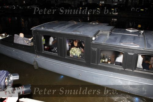 Amsterdam 7 november 2010
Doutzen Kroes en Dj Sunnery james zijn vandaag bij hotel the Dylan getrouwd.
Haar ouders familie en zussen waren natuurlijk aanwezig. De beveiliging van het hotel stelde zich belachelijk aan met paraplus.
Peter Smulders bv
