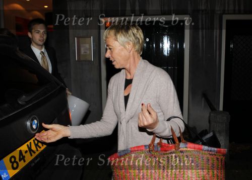 Amsterdam 7 november 2010
Doutzen Kroes en Dj Sunnery james zijn vandaag bij hotel the Dylan getrouwd.
Haar ouders familie en zussen waren natuurlijk aanwezig. De beveiliging van het hotel stelde zich belachelijk aan met paraplus. Moeder Doutzen
Peter Smulders bv