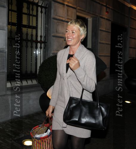 Amsterdam 7 november 2010
Doutzen Kroes en Dj Sunnery james zijn vandaag bij hotel the Dylan getrouwd.
Haar ouders familie en zussen waren natuurlijk aanwezig. De beveiliging van het hotel stelde zich belachelijk aan met paraplus. Moeder Doutzen
Peter Smulders bv