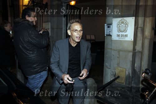Amsterdam 7 november 2010
Doutzen Kroes en Dj Sunnery james zijn vandaag bij hotel the Dylan getrouwd.
Haar ouders familie en zussen waren natuurlijk aanwezig. De beveiliging van het hotel stelde zich belachelijk aan met paraplus.
Peter Smulders bv