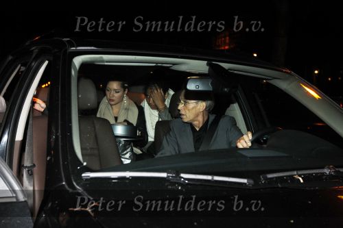 Amsterdam 7 november 2010
Doutzen Kroes en Dj Sunnery james zijn vandaag bij hotel the Dylan getrouwd.
Haar ouders familie en zussen waren natuurlijk aanwezig. De beveiliging van het hotel stelde zich belachelijk aan met paraplus.
Peter Smulders bv