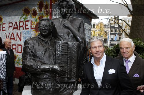 Amsterdam 5 november 2010
Onthulling beeld Jan en Mien Froger op de elandsgracht op de 50e verjaardag van hun zoon Rene Froger. Aanwezig waren oa Rene Natasja Didier Maxim Danny Natasja en Charly Froger . Dominique Grant heeft het beeld gemaakt. Dries Roelvink
Peter Smulders bv