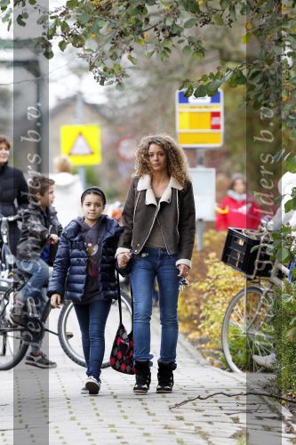 den Ilp 5 november 2010
Fajah Lourens haalt haar dochter Irem van school en gaat daarna met haar naar haar paarden op de manege.
Peter Smulders bv