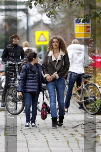 den Ilp 5 november 2010
Fajah Lourens haalt haar dochter Irem van school en gaat daarna met haar naar haar paarden op de manege.
Peter Smulders bv