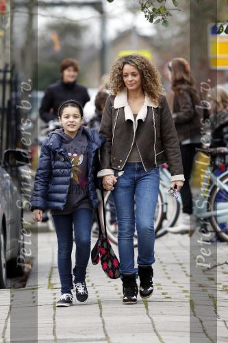 den Ilp 5 november 2010
Fajah Lourens haalt haar dochter Irem van school en gaat daarna met haar naar haar paarden op de manege.
Peter Smulders bv