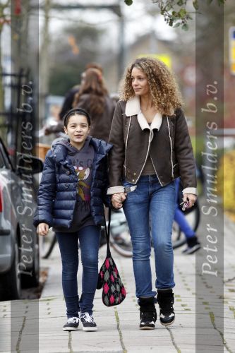 den Ilp 5 november 2010
Fajah Lourens haalt haar dochter Irem van school en gaat daarna met haar naar haar paarden op de manege.
Peter Smulders bv