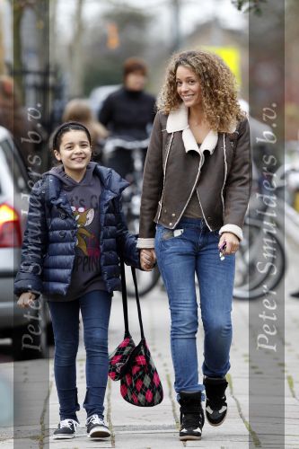 den Ilp 5 november 2010
Fajah Lourens haalt haar dochter Irem van school en gaat daarna met haar naar haar paarden op de manege.
Peter Smulders bv