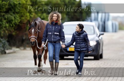 den Ilp 5 november 2010
Fajah Lourens haalt haar dochter Irem van school en gaat daarna met haar naar haar paarden op de manege.
Peter Smulders bv