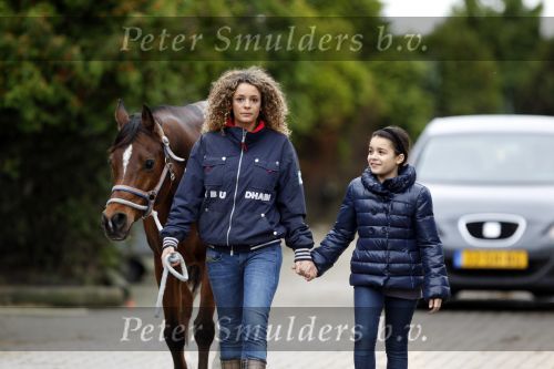 den Ilp 5 november 2010
Fajah Lourens haalt haar dochter Irem van school en gaat daarna met haar naar haar paarden op de manege.
Peter Smulders bv