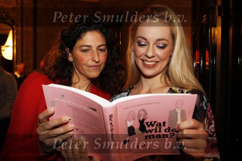 Amsterdam 26 oktober 2010
Presentatie boek Femmetje de Wind en Mirjam v d Broeke in het college hotel.
Tatjana ontvangt het eerste boek.
Peter Smulders bv
