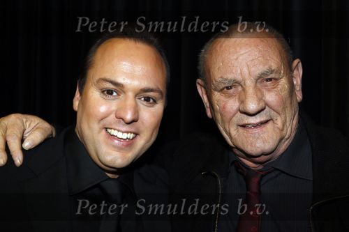 Amsterdam 2 november 2010
Rene Froger viert zijn 50e verjaardag met collega artiesten en vrienden in Carre.
oa Karin Bloemen Danny de Munk Ruth Jacoth Wesley Jeroen v d Boom Grant en Forsyth Thomas Berge Frans Bauer Linda de Mol Peter paul Muller Glennis GraceCarel Kraaijenhof en zoon Danny treden op. Caroline Tensen en Ron Brandsteder presenteren de avond. Frans Bauer met zijn vader
Peter Smulders bv