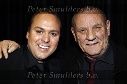 Amsterdam 2 november 2010
Rene Froger viert zijn 50e verjaardag met collega artiesten en vrienden in Carre.
oa Karin Bloemen Danny de Munk Ruth Jacoth Wesley Jeroen v d Boom Grant en Forsyth Thomas Berge Frans Bauer Linda de Mol Peter paul Muller Glennis GraceCarel Kraaijenhof en zoon Danny treden op. Caroline Tensen en Ron Brandsteder presenteren de avond. Frans Bauer met zijn vader
Peter Smulders bv