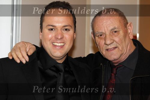 Amsterdam 2 november 2010
Rene Froger viert zijn 50e verjaardag met collega artiesten en vrienden in Carre.
oa Karin Bloemen Danny de Munk Ruth Jacoth Wesley Jeroen v d Boom Grant en Forsyth Thomas Berge Frans Bauer Linda de Mol Peter paul Muller Glennis GraceCarel Kraaijenhof en zoon Danny treden op. Caroline Tensen en Ron Brandsteder presenteren de avond. Frans Bauer met zijn vader
Peter Smulders bv