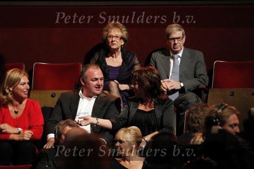 Amsterdam 2 november 2010
Rene Froger viert zijn 50e verjaardag met collega artiesten en vrienden in Carre.
Frits Barend met zijn vrouw en zwangere Barbara Barend met vrouw
Peter Smulders bv