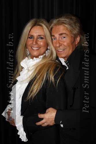 Amsterdam 2 november 2010
Rene Froger viert zijn 50e verjaardag met collega artiesten en vrienden in Carre.
oa Karin Bloemen Danny de Munk Ruth Jacoth Wesley Jeroen v d Boom Grant en Forsyth Thomas Berge Frans Bauer Linda de Mol Peter paul Muller Glennis GraceCarel Kraaijenhof en zoon Danny treden op. Caroline Tensen en Ron Brandsteder presenteren de avond. Grant en Forsyth met dochter Sophie Grant
Peter Smulders bv