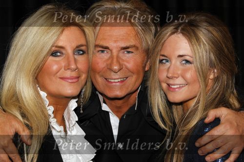 Amsterdam 2 november 2010
Rene Froger viert zijn 50e verjaardag met collega artiesten en vrienden in Carre.
oa Karin Bloemen Danny de Munk Ruth Jacoth Wesley Jeroen v d Boom Grant en Forsyth Thomas Berge Frans Bauer Linda de Mol Peter paul Muller Glennis GraceCarel Kraaijenhof en zoon Danny treden op. Caroline Tensen en Ron Brandsteder presenteren de avond. Grant en Forsyth met dochter Sophie Grant
Peter Smulders bv