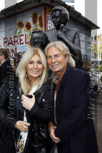 Amsterdam 5 november 2010
Onthulling beeld Jan en Mien Froger op de elandsgracht op de 50e verjaardag van hun zoon Rene Froger. Aanwezig waren oa Rene Natasja Didier Maxim Danny Natasja en Charly Froger . Dominique Grant heeft het beeld gemaakt. Dominique Grant Julie Forsyth en dochter
Peter Smulders bv
