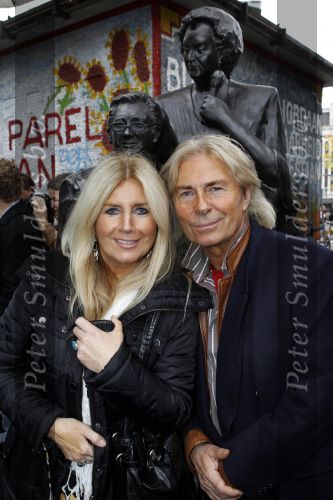 Amsterdam 5 november 2010
Onthulling beeld Jan en Mien Froger op de elandsgracht op de 50e verjaardag van hun zoon Rene Froger. Aanwezig waren oa Rene Natasja Didier Maxim Danny Natasja en Charly Froger . Dominique Grant heeft het beeld gemaakt. Dominique Grant Julie Forsyth en dochter
Peter Smulders bv
