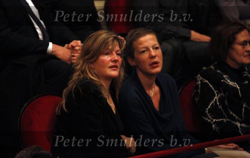 Amsterdam 6 november 2010
Herdenkingsdienst/begrafenis van Harry Mulisch in de stadsschouwburg van Amsterdam. dochters Hans v Mierlo
Peter Smulders bv