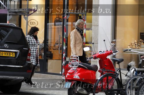Amsterdam 26 oktober 2010
Henriette Tol met man en hond op de pc hooftstraat.
Peter Smulders bv