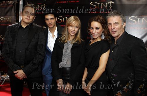 Amsterdam 3 november 2010
Premiere van de film Sint in de stopera van Amsterdam. Huub Stapel Egbert Jan Weeber Caro Lensen Dick Maas en Escha Tanihatu
Peter Smulders bv
