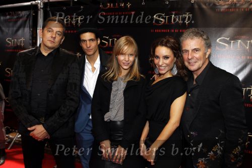 Amsterdam 3 november 2010
Premiere van de film Sint in de stopera van Amsterdam. Huub Stapel Egbert Jan Weeber Caro Lensen Dick Maas en Escha Tanihatu
Peter Smulders bv