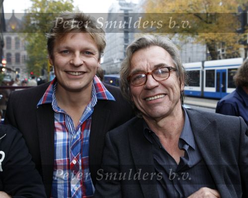Amsterdam 1 november 2010
Presentatie van twee boeken van Jan Mulder bij cafe scheltema. Jan met zijn vrouw en zoons . oa Youri
Peter Smulders bv