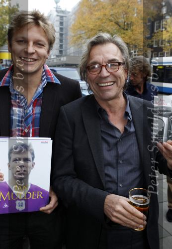 Amsterdam 1 november 2010
Presentatie van twee boeken van Jan Mulder bij cafe scheltema. Jan met zijn vrouw en zoons . oa Youri
Peter Smulders bv