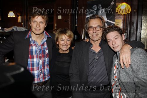 Amsterdam 1 november 2010
Presentatie van twee boeken van Jan Mulder bij cafe scheltema. Jan met Youri zijn vrouw en andere zoon
Peter Smulders bv