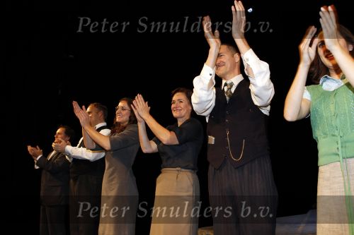 Hoorn 1 november 2010
Premiere musical Je Anne in de schouwburg van Hoorn. De hoofdrollen worden oa gwespeeld door Abke Bruins Thom Hoffman Levi v Kempen Marloes v d Heuvel Sanne Bosman Frans Maas Annemarie Maas en Mark v d Laan
Peter Smulders bv