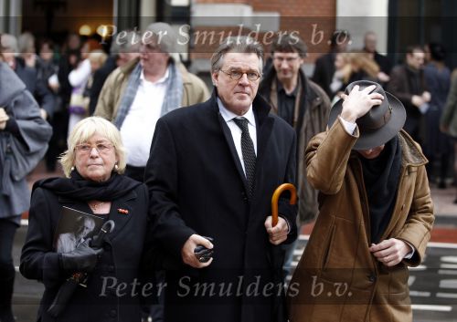 Amsterdam 6 november 2010
Herdenkingsdienst/begrafenis van Harry Mulisch in de stadsschouwburg van Amsterdam. Jeroen en Herma Krabbe met Ronald Plasterk
Peter Smulders bv