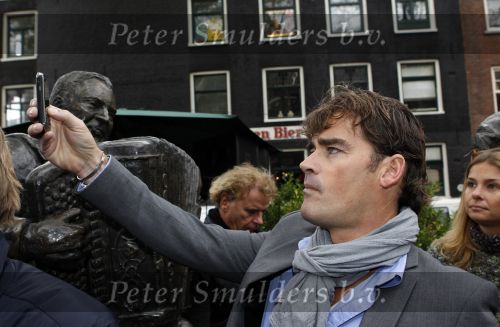 Amsterdam 5 november 2010
Onthulling beeld Jan en Mien Froger op de elandsgracht op de 50e verjaardag van hun zoon Rene Froger. Aanwezig waren oa Rene Natasja Didier Maxim Danny Natasja en Charly Froger . Dominique Grant heeft het beeld gemaakt. Jeroen en Dani v d Boom
Peter Smulders bv