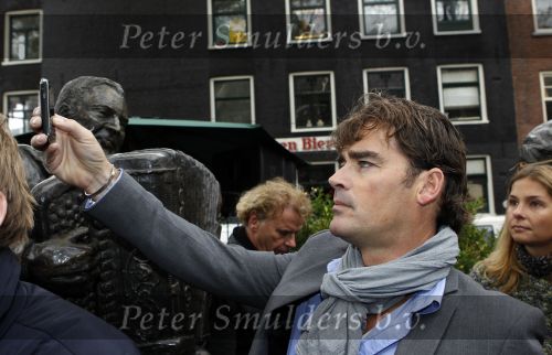 Amsterdam 5 november 2010
Onthulling beeld Jan en Mien Froger op de elandsgracht op de 50e verjaardag van hun zoon Rene Froger. Aanwezig waren oa Rene Natasja Didier Maxim Danny Natasja en Charly Froger . Dominique Grant heeft het beeld gemaakt. Jeroen en Dani v d Boom
Peter Smulders bv