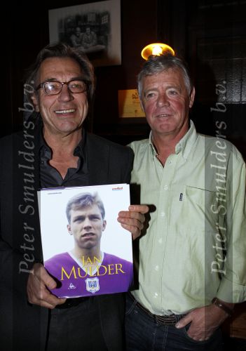 Amsterdam 1 november 2010
Presentatie van twee boeken van Jan Mulder bij cafe scheltema. Jan en Johnny Rep
Peter Smulders bv