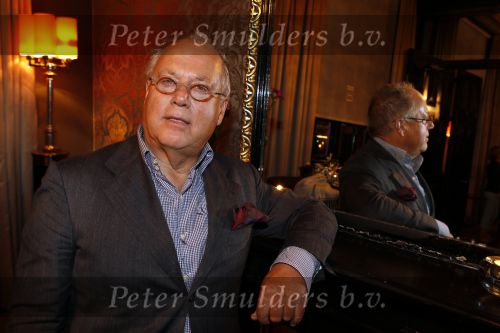 Amsterdam 26 oktober 2010
Presentatie boek Femmetje de Wind en Mirjam v d Broeke in het college hotel.
Tatjana ontvangt het eerste boek. Joop Braakhekke
Peter Smulders bv