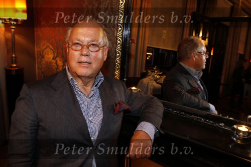 Amsterdam 26 oktober 2010
Presentatie boek Femmetje de Wind en Mirjam v d Broeke in het college hotel.
Tatjana ontvangt het eerste boek. Joop Braakhekke
Peter Smulders bv