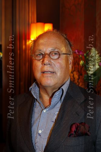 Amsterdam 26 oktober 2010
Presentatie boek Femmetje de Wind en Mirjam v d Broeke in het college hotel.
Tatjana ontvangt het eerste boek. Joop Braakhekke
Peter Smulders bv