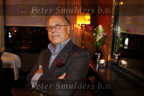 Amsterdam 26 oktober 2010
Presentatie boek Femmetje de Wind en Mirjam v d Broeke in het college hotel.
Tatjana ontvangt het eerste boek. Joop Braakhekke
Peter Smulders bv