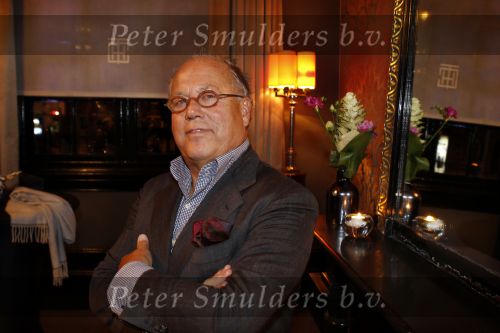 Amsterdam 26 oktober 2010
Presentatie boek Femmetje de Wind en Mirjam v d Broeke in het college hotel.
Tatjana ontvangt het eerste boek. Joop Braakhekke
Peter Smulders bv