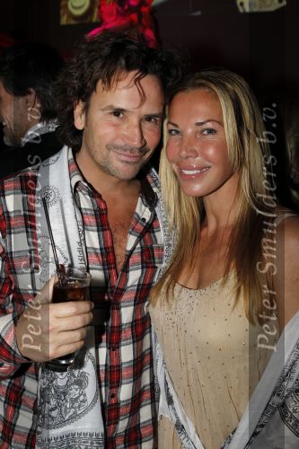 Amsterdam 6 november 2010
12 en een half jarig bestaan en presentatiie van het Buddha to Buddha boek in de supper club. Jorgos en Nicole
Peter Smulders bv
