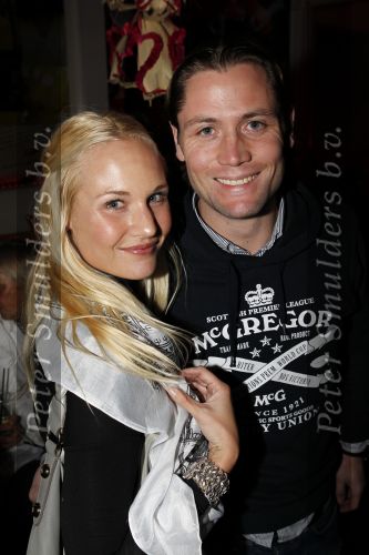 Amsterdam 6 november 2010
12 en een half jarig bestaan en presentatiie van het Buddha to Buddha boek in de supper club. Kimberly Klaver met vriend Bas Schothorst
Peter Smulders bv