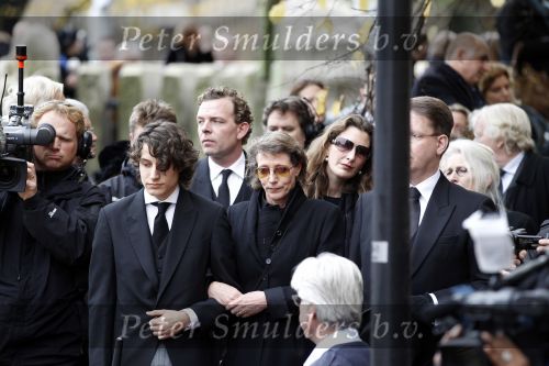 Amsterdam 6 november 2010
Herdenkingsdienst/begrafenis van Harry Mulisch in de stadsschouwburg van Amsterdam. Kitty Saal met zoon , Kitty is de vriendin van harry Mulisch
Peter Smulders bv