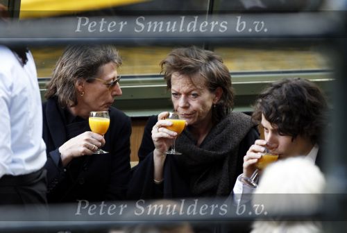 Amsterdam 6 november 2010
Herdenkingsdienst/begrafenis van Harry Mulisch in de stadsschouwburg van Amsterdam. Kitty Saal met zoon , Kitty is de vriendin van harry Mulisch
Peter Smulders bv