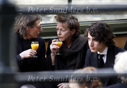 Amsterdam 6 november 2010
Herdenkingsdienst/begrafenis van Harry Mulisch in de stadsschouwburg van Amsterdam. Kitty Saal met zoon , Kitty is de vriendin van harry Mulisch
Peter Smulders bv