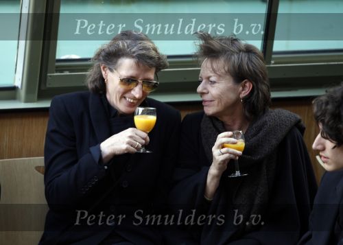 Amsterdam 6 november 2010
Herdenkingsdienst/begrafenis van Harry Mulisch in de stadsschouwburg van Amsterdam. Kitty Saal met zoon , Kitty is de vriendin van harry Mulisch
Peter Smulders bv