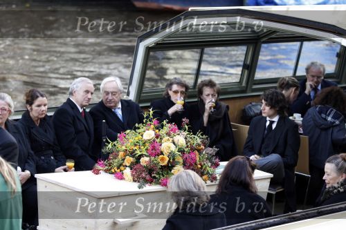 Amsterdam 6 november 2010
Herdenkingsdienst/begrafenis van Harry Mulisch in de stadsschouwburg van Amsterdam. Kitty Saal met zoon , Kitty is de vriendin van harry Mulisch
Peter Smulders bv