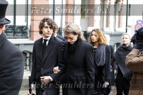 Amsterdam 6 november 2010
Herdenkingsdienst/begrafenis van Harry Mulisch in de stadsschouwburg van Amsterdam. Kitty Saal met zoon , Kitty is de vriendin van harry Mulisch
Peter Smulders bv