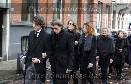 Amsterdam 6 november 2010
Herdenkingsdienst/begrafenis van Harry Mulisch in de stadsschouwburg van Amsterdam. Kitty Saal met zoon , Kitty is de vriendin van harry Mulisch
Peter Smulders bv