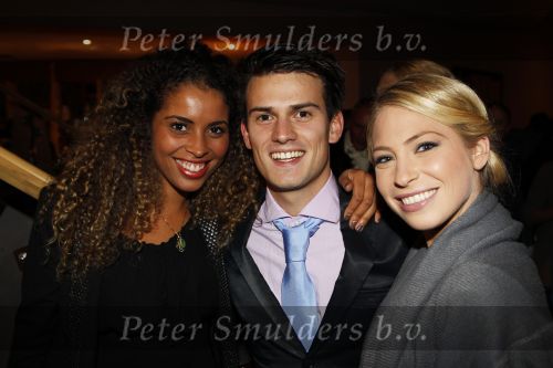 Hoorn 1 november 2010
Premiere musical Je Anne in de schouwburg van Hoorn. De hoofdrollen worden oa gwespeeld door Abke Bruins Thom Hoffman Levi v Kempen Marloes v d Heuvel Sanne Bosman Frans Maas Annemarie Maas en Mark v d Laan. Levi met Sarah Chronis en Lauretta Gerards
Peter Smulders bv